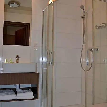 Pod Debem Hotell
