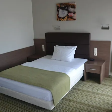 Pod Debem Hotell 3*