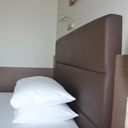 Pod Debem Hotell