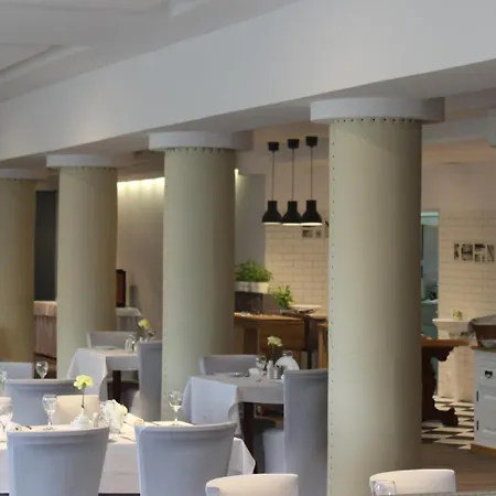 Pod Debem Hotell